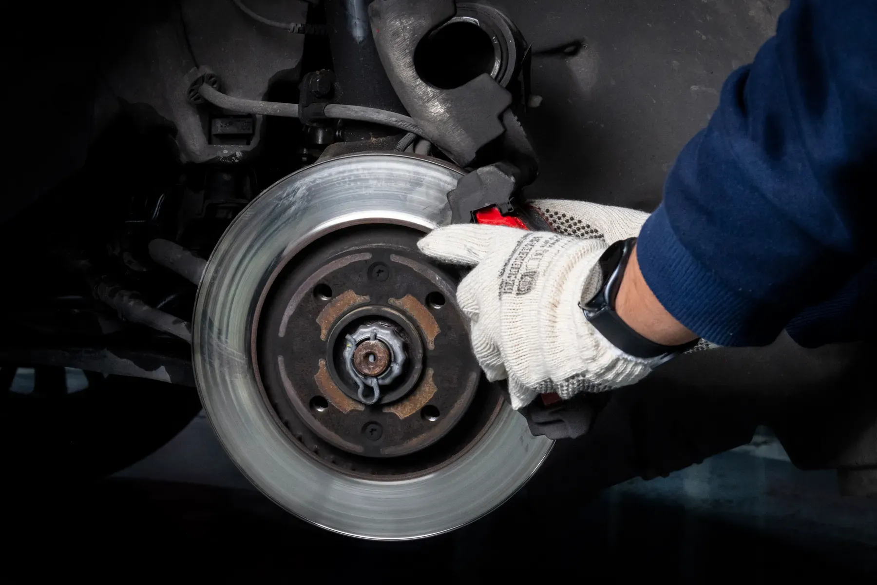 Mechanik pracuje na brzdovém systému automobilu