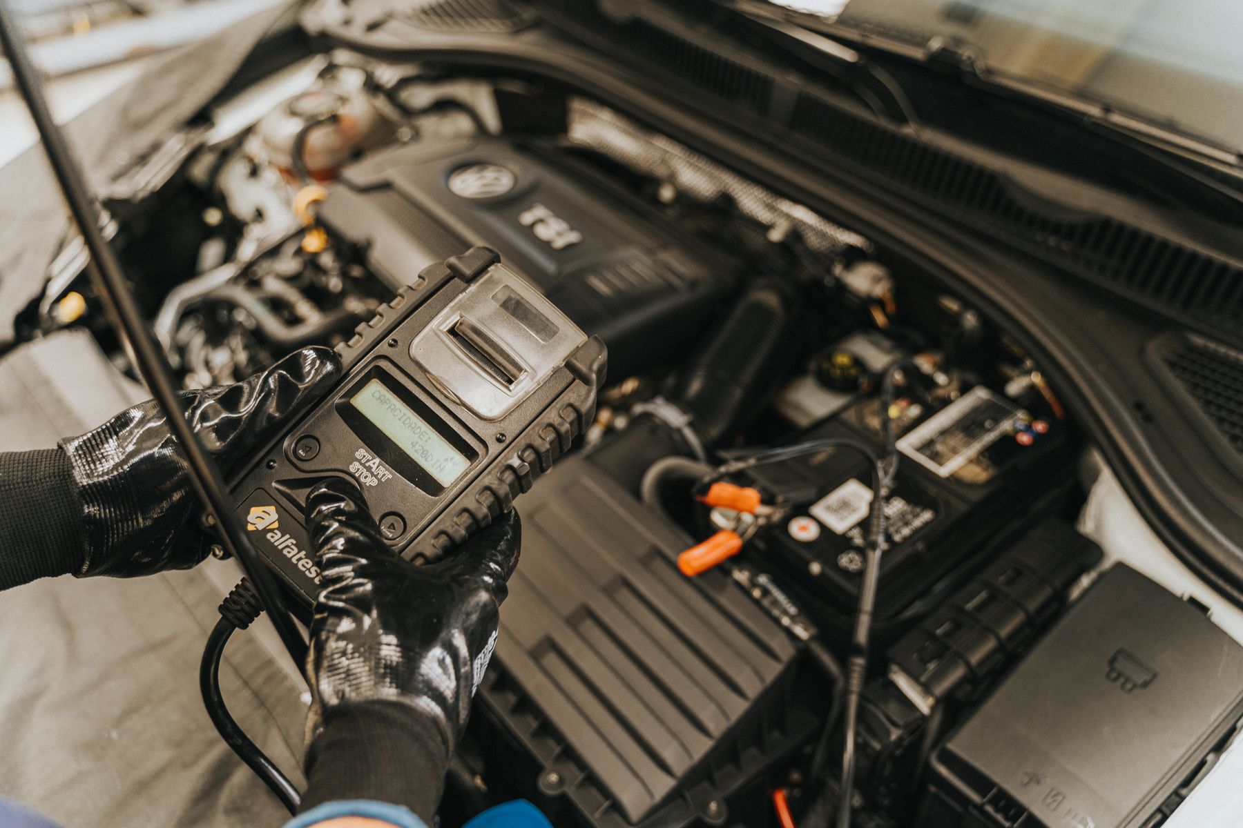 Diagnostika motoru automobilu v autoservisu