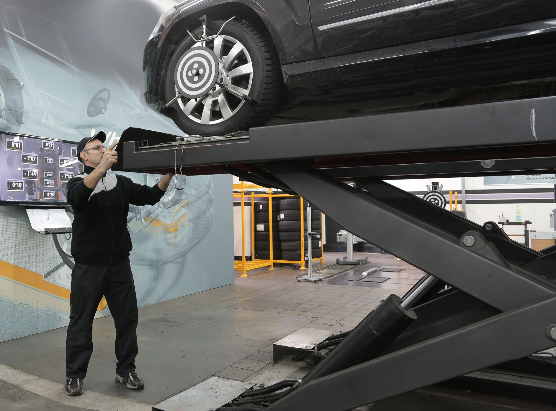 Kontrola geometrie a kol automobilu v autoservisu