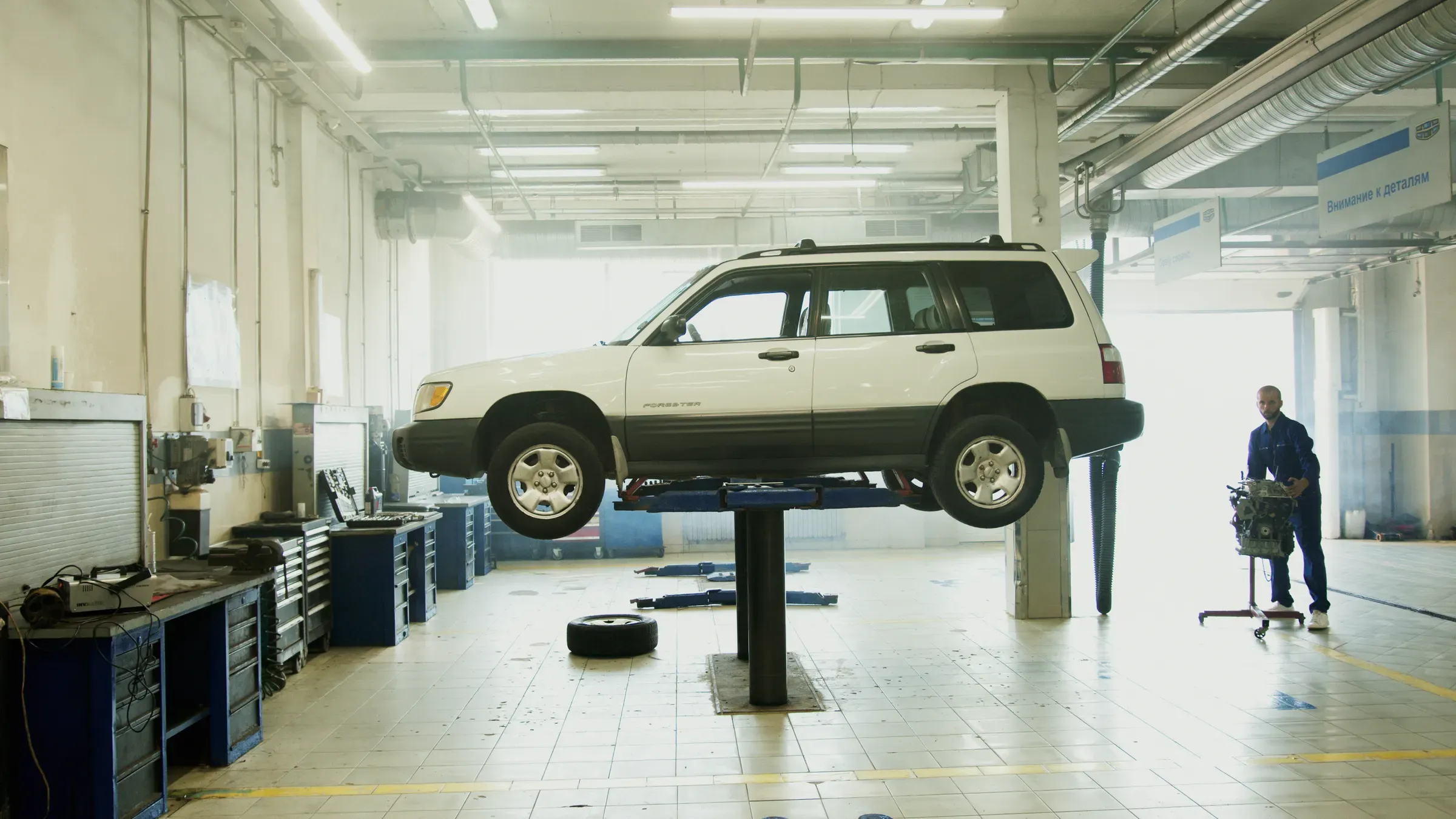 Automobil na zvedáku v profesionálním autoservisu